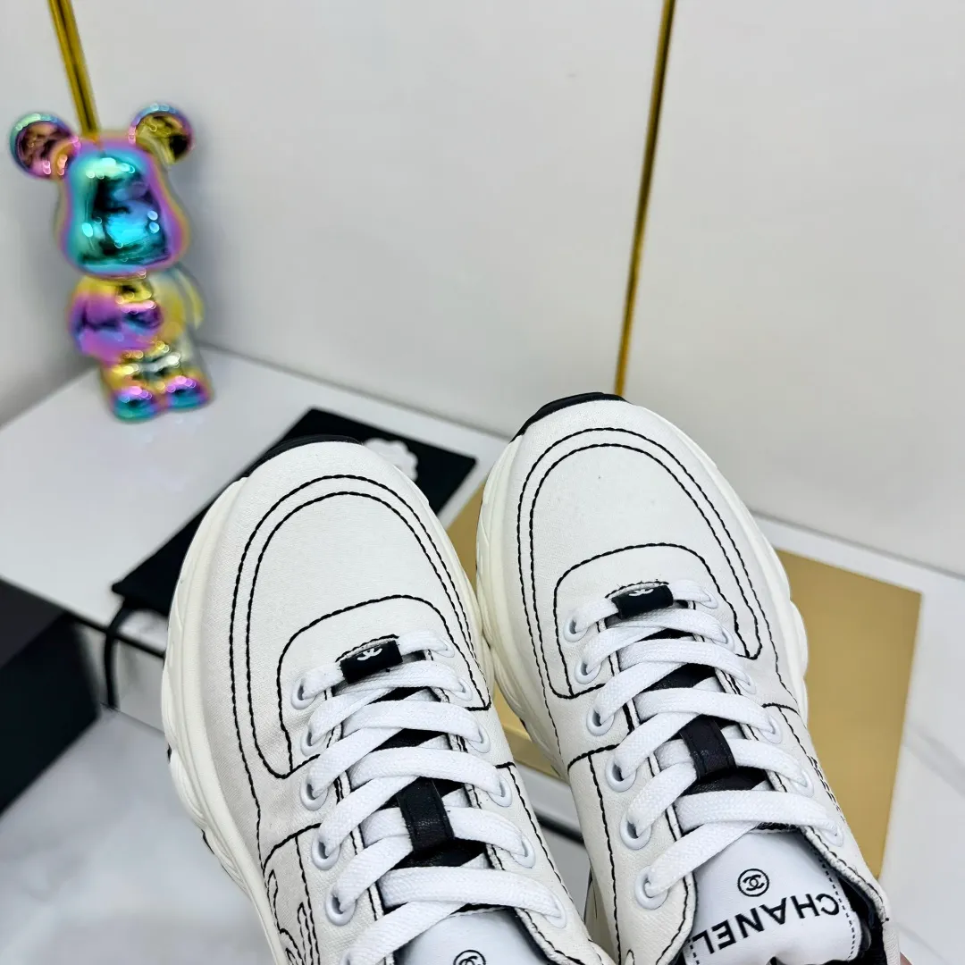 👟👟Ex-factory price 680👟👟 Upgraded version, upgraded version, upgraded version! No rebuttal accepted! ! ! ! Chanel Chanel panda shoes! 2025 counter's top casual sports shoes. This classic design; the upper is electro-embroidered with a variety of techniques; the outsole is fashionable and sporty; the unusual inclusion of a variety of color matching elements... The diversified mix and match is very good-looking and versatile, and can be used for leisure, fashion, sports, and outdoor... ꫛꫀꪝ Go➫ Materials: ❶Upper made of: original imported first-layer silk cowhide + original waterproof cloth + original first-layer cowhide ❷Inner lining: Original Yangli+Net ❸Outsole based on: Original TPU combination outsole Counter boutique packaging complete set for women 35–41 👉 👉 👉 👉